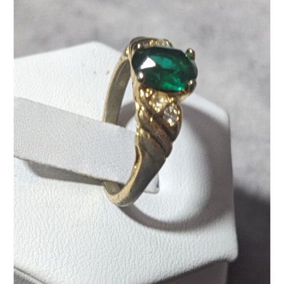 Elegant Mid Century Jewelry Concepts Gold Tone Ring With Green And Clear Stones - Picture 11 of 16